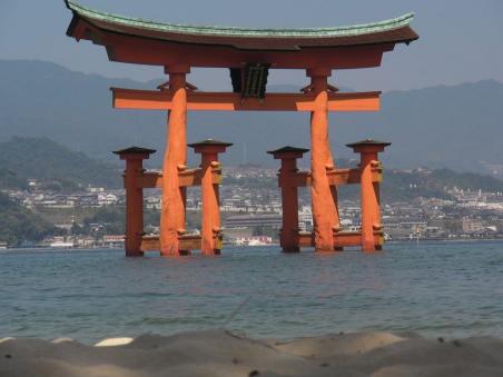 Schrein vor/auf der Insel Miyajima - in Japan in Form eines Schriftzeichens